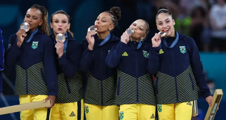Em resultado histórico, Brasil leva bronze na ginástica feminina por equipes em Paris-2024
